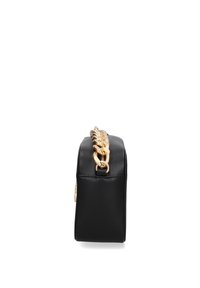 Borsa a tracolla in pelle nera con una forma rettangolare strutturata, dotata di una tracolla in catena dorata e di una superficie liscia.