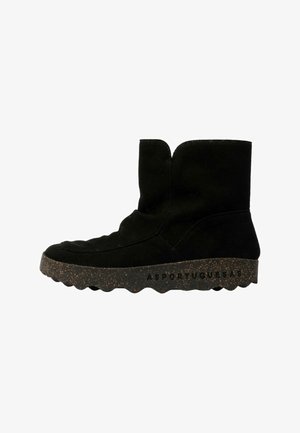 Schwarzer Veloursleder-Mittelschaft-Stiefel mit einer strukturierten braunen Sohle, auf der seitlich das Wort "Asportuguesas" geprägt ist.