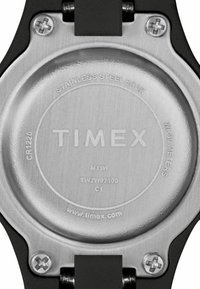Dos de boîtier de montre en acier inoxydable avec texte gravé ; support en plastique noir avec quincaillerie argentée et vis à tête cruciforme.