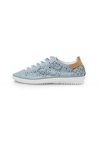 Világoskék bőrsneaker bonyolult kivágott örvényekkel, fehér fűzővel és bézs díszítéssel a saroknál. Textúrált fehér talp.