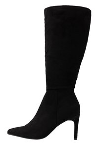 Bota de mujer de ante negro hasta la rodilla con punta afilada y tacón alto y delgado, mostrada de lado sobre un fondo blanco.