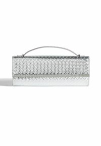 Clutch bag intrecciato in argento con manico superiore e design elegante, posizionato su uno sfondo bianco semplice, che mette in risalto la sua texture lucida.