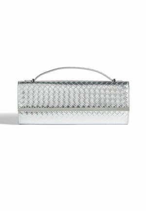 Sølv vævet clutch med en top-håndtag og et slankt design, præsenteret på en ensfarvet hvid baggrund, der fremhæver dens skinnende tekstur.
