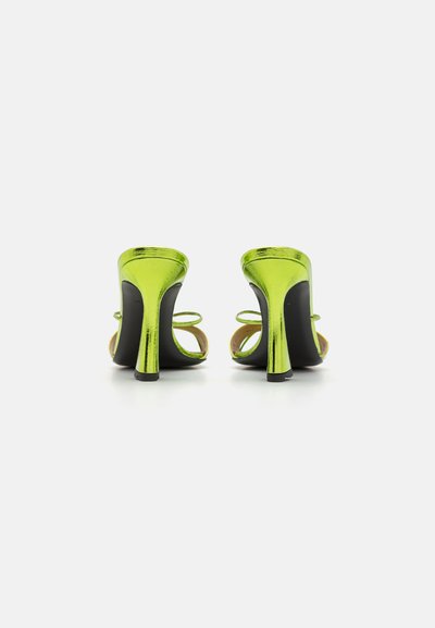 Grüne metallische High-Heelsandalen mit offenem Absatz, verstellbaren Knöchelriemen und schwarzer Sohle. Die Textur ist glänzend und glatt.