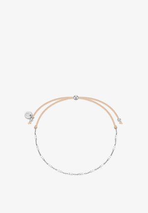 Bracelet en chaîne argentée avec cordon beige, présentant une perle en argent lisse et un design minimaliste. Accents texturés sur les maillons de la chaîne.