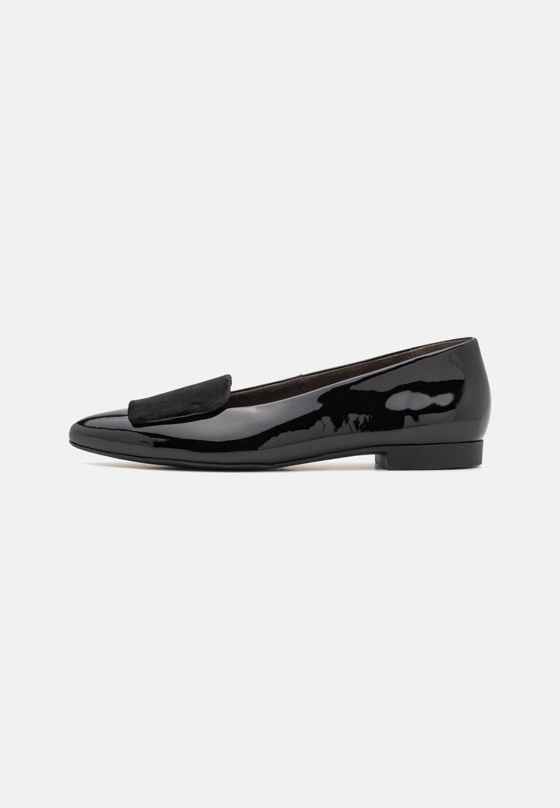 Pantofi plata din piele lăcuită neagră, cu vârf pătrat, ce prezintă un accent din suede negru mat pe partea superioară și un toc jos, pătrat. Textură netedă pe întreaga suprafață.