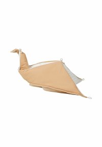 Blød, tanfarvet stof med et fugledesign, der har en buet form, spids næb og hvid underside. Inkluderer bundet dekorationer og afrundet bund.