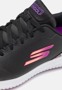 Czarne sneakersy z różowymi i fioletowymi akcentami, charakteryzujące się gładką syntetyczną cholewką, teksturowanymi sznurowadłami oraz białą gumową podeszwą z wzorami grip.