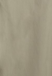 Beige teksturert stoff med en myk, matt finish, som viser et subtilt, jevnt mønster gjennom hele. Lett og faller glatt.