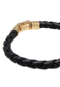 Bracciale in pelle intrecciata nera con finitura lucida. Presenta una chiusura e un dettaglio cerniera in tono oro, che aggiungono un contrasto di colore e texture.