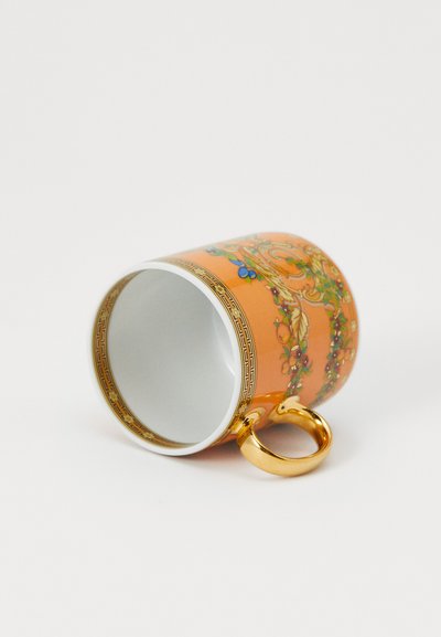 Κεραμική κούπα με πορτοκαλί εξωτερικό μέρος που έχει ανθισμένα σχέδια, χρυσές λεπτομέρειες και χρυσή λαβή. Το εσωτερικό είναι λευκό.