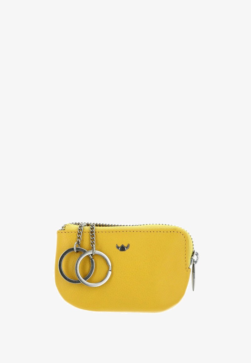 Pochette zippée en cuir jaune avec deux porte-clés argentés attachés sur de courtes chaînes et un petit logo noir sur le devant.
