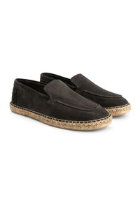 Schwarze Wildleder-Slipper mit geschlossener Zehenpartie, Jute-Seilverzierung entlang der Sohle und einer weichen Textur.