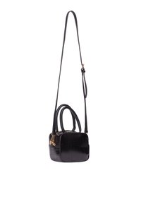 Borsa a mano in pelle nera con una forma rettangolare strutturata, doppi manici superiori e una lunga tracolla regolabile. Presenta hardware della cerniera in tono dorato.