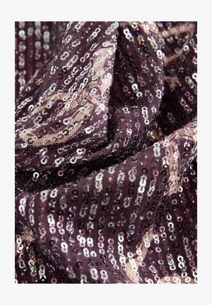 Tkanina s paillettes v bogati temno vijolični osnovi, okrašena s sijočimi, odsevnimi paillettami, razporejenimi v navpične črte, kar ustvarja teksturo in globino.