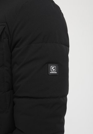 Zwarte gewatteerde jas met een gladde afwerking. Beschikt over een zichtbaar Gabbiano-logo op de bovenarm en gestikte details op de stof.