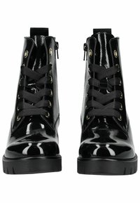 Bottines en cuir verni noir avec un design à lacets, des œillets dorés et une finition lisse. Présente une semelle texturée noire et des fermetures éclair sur les côtés.