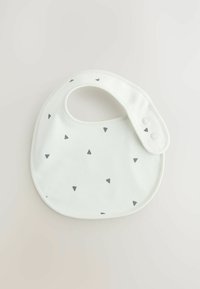 Bavoir en coton pour bébé, de couleur vert clair avec des motifs triangulaires gris. Il comprend un col rond et deux pressions pour un ajustement réglable.