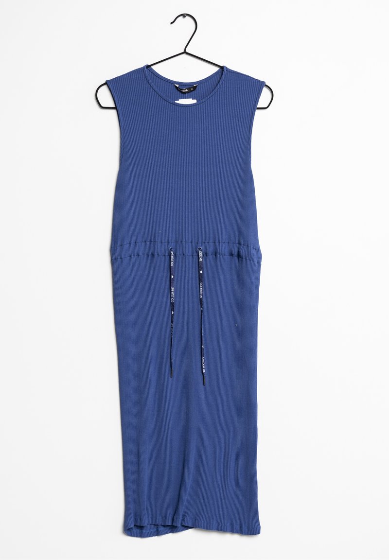 Robe bleue côtelée avec un col rond et sans manches. Comprend un cordon de serrage à la taille et une coupe décontractée arrivant au genou.