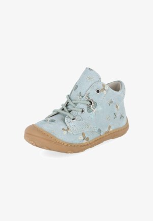 Chaussure enfant en daim bleu clair avec motifs floraux, lacets bleu clair et semelle en caoutchouc couleur fauve.