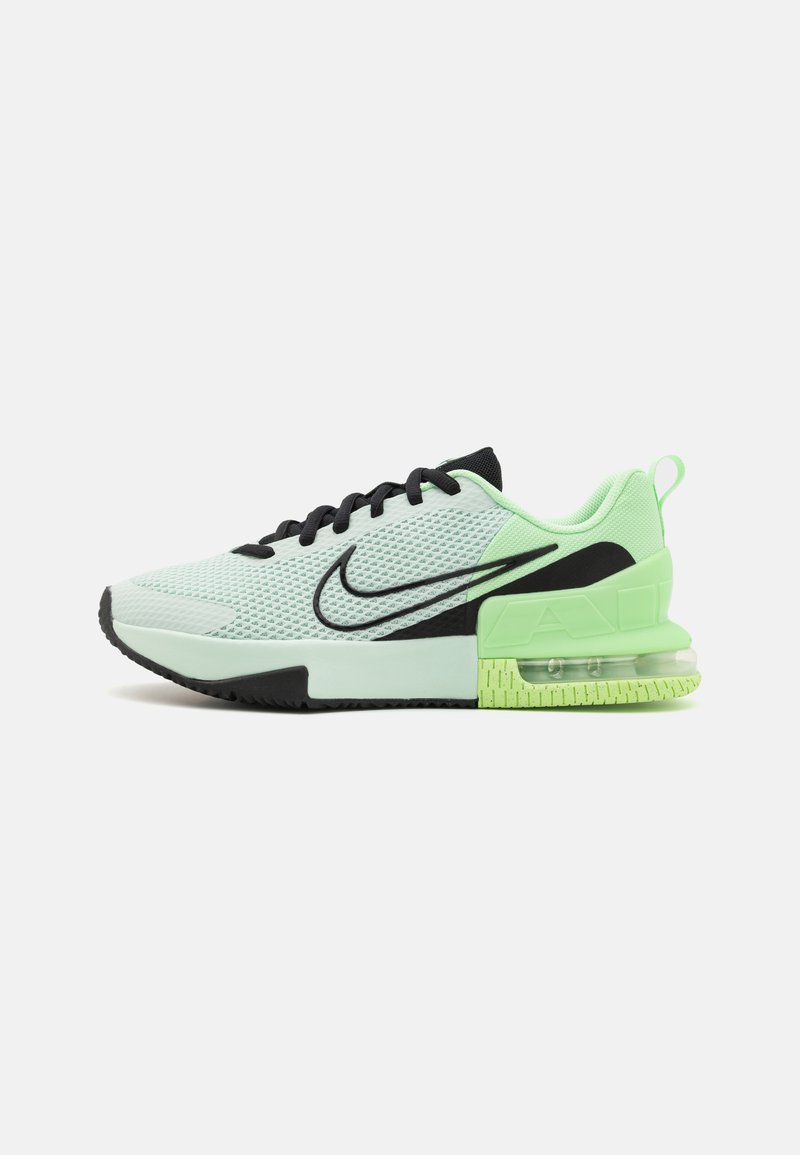 Nike sneakers med en let mintgrøn mesh overdel, sorte accenter og en synlig luftdæmpningsenhed på hælen med en tekstureret sål.