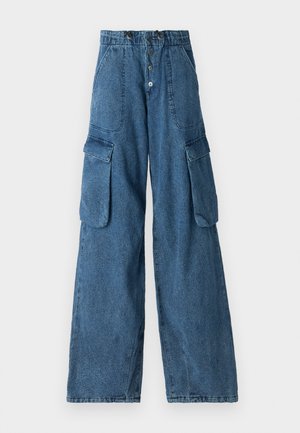 Džinsiniai cargo kelnės vidutinio mėlynumo su aukštu liemeniu, plačiomis kojomis, dviem šoninėmis kišenėmis ir priekinio užsegimo mygtuku.