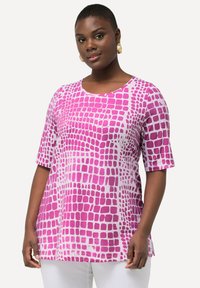Top de manga corta en tejido ligero, con un patrón de cuadros en rosa y blanco, con cuello redondo y ajuste relajado.
