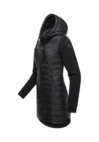 Giubbotto nero con parte anteriore trapuntata e imbottita e maniche morbide. Ha un cappuccio, zip frontali e un dettaglio con logo circolare sul braccio.