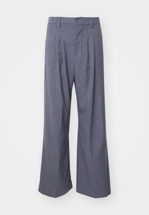 Graue gestreifte Hose mit weitem Bein, versehen mit Falten an der Vorderseite und einer glatten Textur. Keine sichtbaren Beschläge oder Akzente.