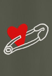 Rood hart en veiligheidsspeld ontwerp geborduurd met witte draad op een donkergroene achtergrond, met vloeiende lijnen en textuurrijke oppervlakken.