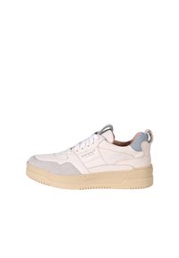 Sneaker bianco con dettagli in suede grigio, tomaia in pelle testurizzata, suola in gomma e design con lacci. Presenta il logo sul lato e sul tallone posteriore.