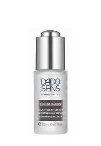 Klare, zylindrische Glasflasche mit silberner Pumpdüse. Das Etikett zeigt blaue und graue Schrift und weist auf ein feuchtigkeitsspendendes Serum hin. Inhalt 20 ml.