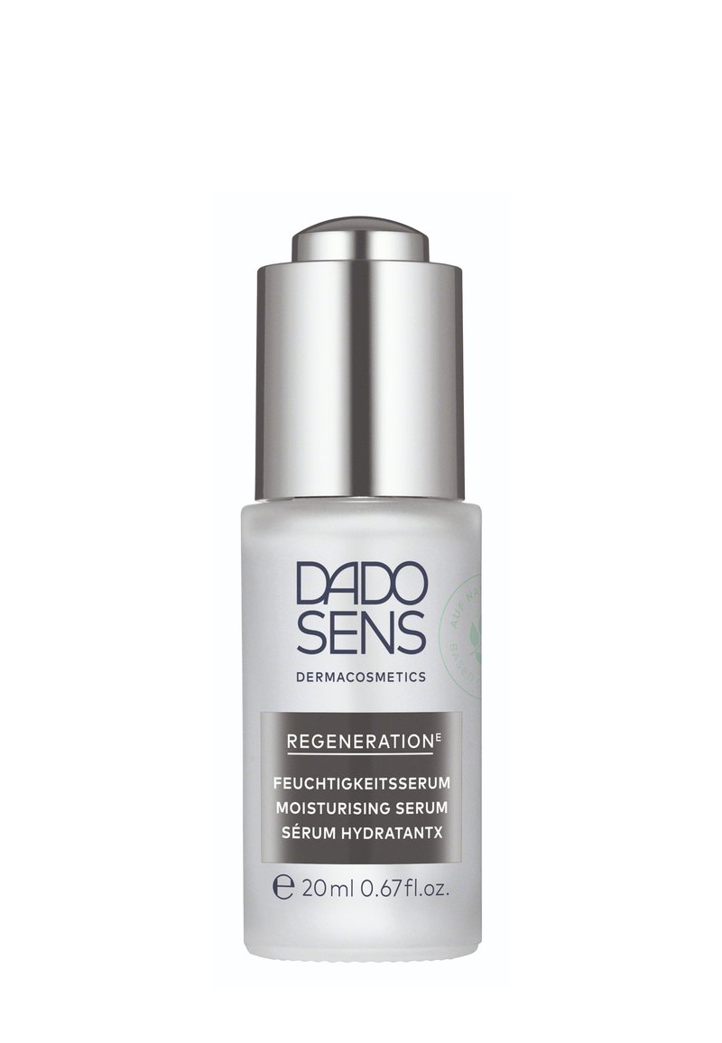 Klare, zylindrische Glasflasche mit silberner Pumpdüse. Das Etikett zeigt blaue und graue Schrift und weist auf ein feuchtigkeitsspendendes Serum hin. Inhalt 20 ml.