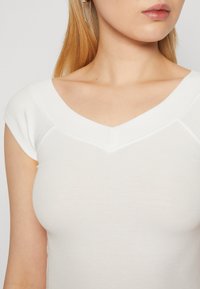 BDG Urban Outfitters SHANNEN V NECK - Jednoduché tričko - white