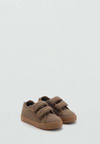 Scarpe in corda marrone con una superficie texturizzata, dotate di due cinturini regolabili e una suola in gomma. Design classico da sneaker.