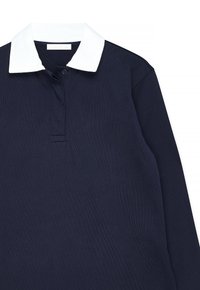 Námornícky dlhý rukáv polo tričko s bielym rebrovaným golierom, zapínaním na tri gombíky a hladkým zmesovým bavlneným materiálom.