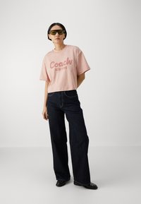 COACH CURSIVE CROPPED - Marškinėliai su spaudiniu - pink