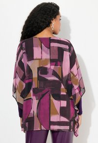 Leichte, durchsichtige Kimono mit abstrakten geometrischen Mustern in Schattierungen von Lila, Rosa und Braun; lockere Passform mit einem fließenden Design.