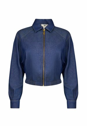 Giacca corta in denim blu scuro con maniche lunghe, collo a punta, orlo elastico e chiusura frontale con zip dorata.