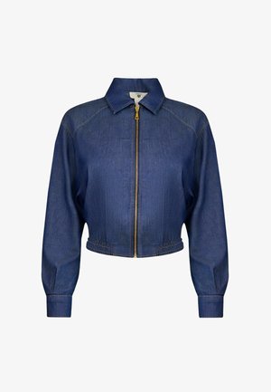 Giacca corta in denim blu scuro con maniche lunghe, collo a punta, orlo elastico e chiusura frontale con zip dorata.