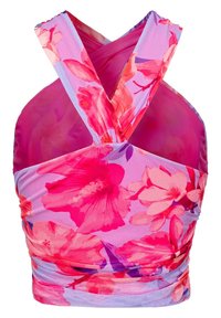 Top corta rosa floreale con spalline incrociate larghe e dettagli arricciati su uno sfondo lilla.