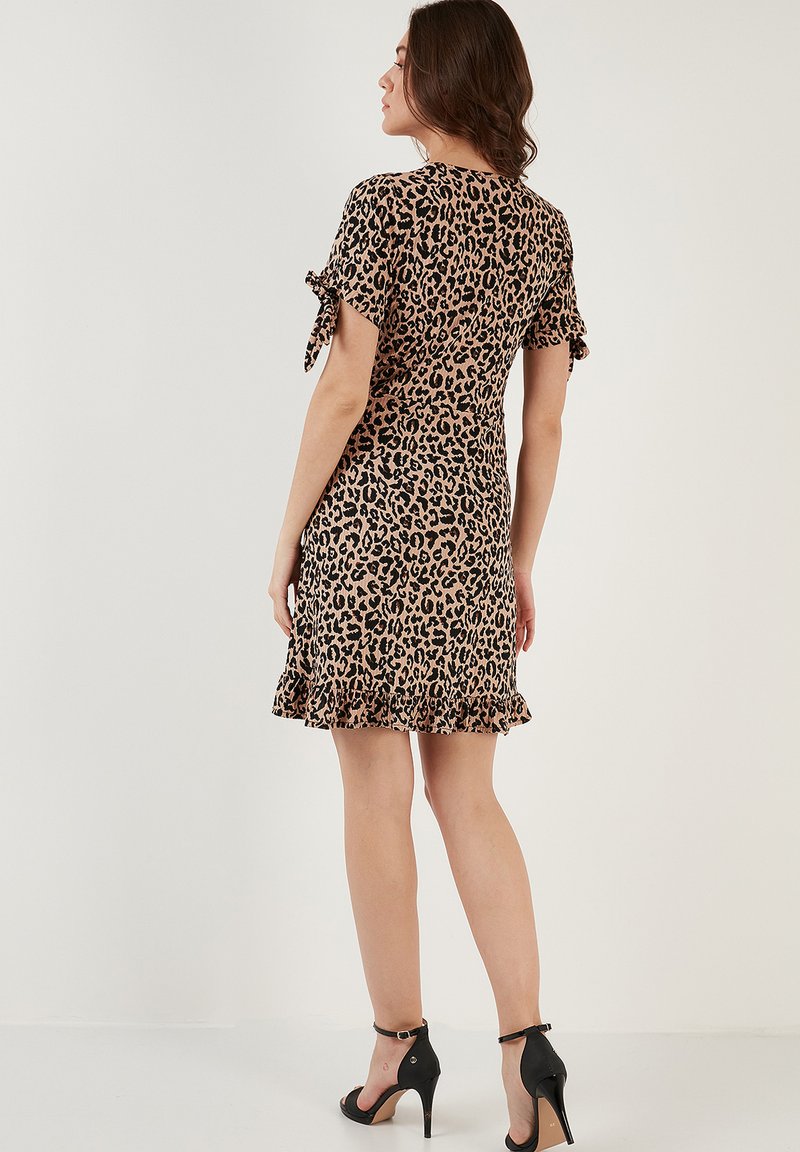 Petite Abito Vestito Leopardato Bianco E Nero Pieces Vestito Corto A Balze Leopardato Con Volant E Dettaglio