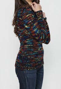 Gebreide trui met een meerkleurig patroon van blauwe, rode, groene en gele garens op een donkere achtergrond. Getailleerd met lange mouwen.