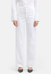 Białe, szerokie spodnie dżinsowe z wysokim stanem wykonane z denimu. Posiadają przednie kieszenie, szlufki na pasek oraz czysty, minimalistyczny design.