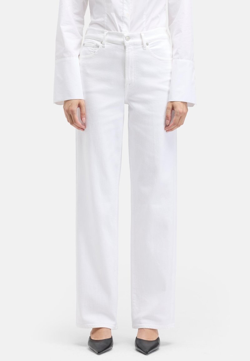 Białe, szerokie spodnie dżinsowe z wysokim stanem wykonane z denimu. Posiadają przednie kieszenie, szlufki na pasek oraz czysty, minimalistyczny design.