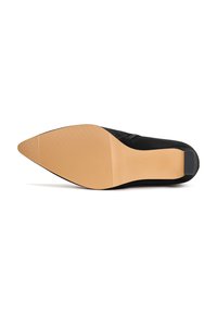 Scarpa nera con tacco alto e punta affilata, caratterizzata da un materiale superiore liscio e una suola in gomma marrone chiaro testurizzata con scanalature per una migliore aderenza.