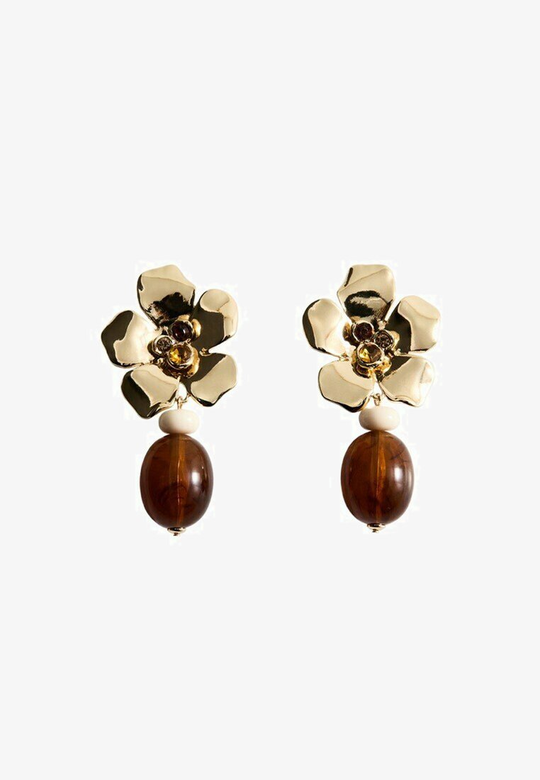Boucles d'oreilles en forme de fleur en or avec de petites pierres précieuses au centre et une grande perle ovale marron suspendue sous chaque fleur.