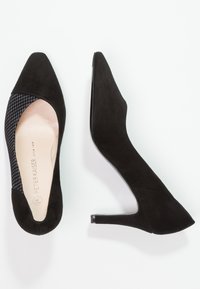 Zapatos de tacón alto negros con puntera puntiaguda, con un empeine de ante y un tejido negro texturizado en el costado. Diseño de tacón de aguja.