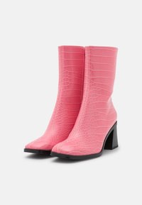 Monki Botas clássicas de cano curto - pink