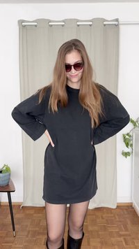 Must-havesuuruses must T-särk-kleit pikade varrukatega, siledast materjalist ja ümmarguse kaelusega. Kandmisele on lisatud mustad sääreäärde ulatuvad saapad ja päikeseprillid.